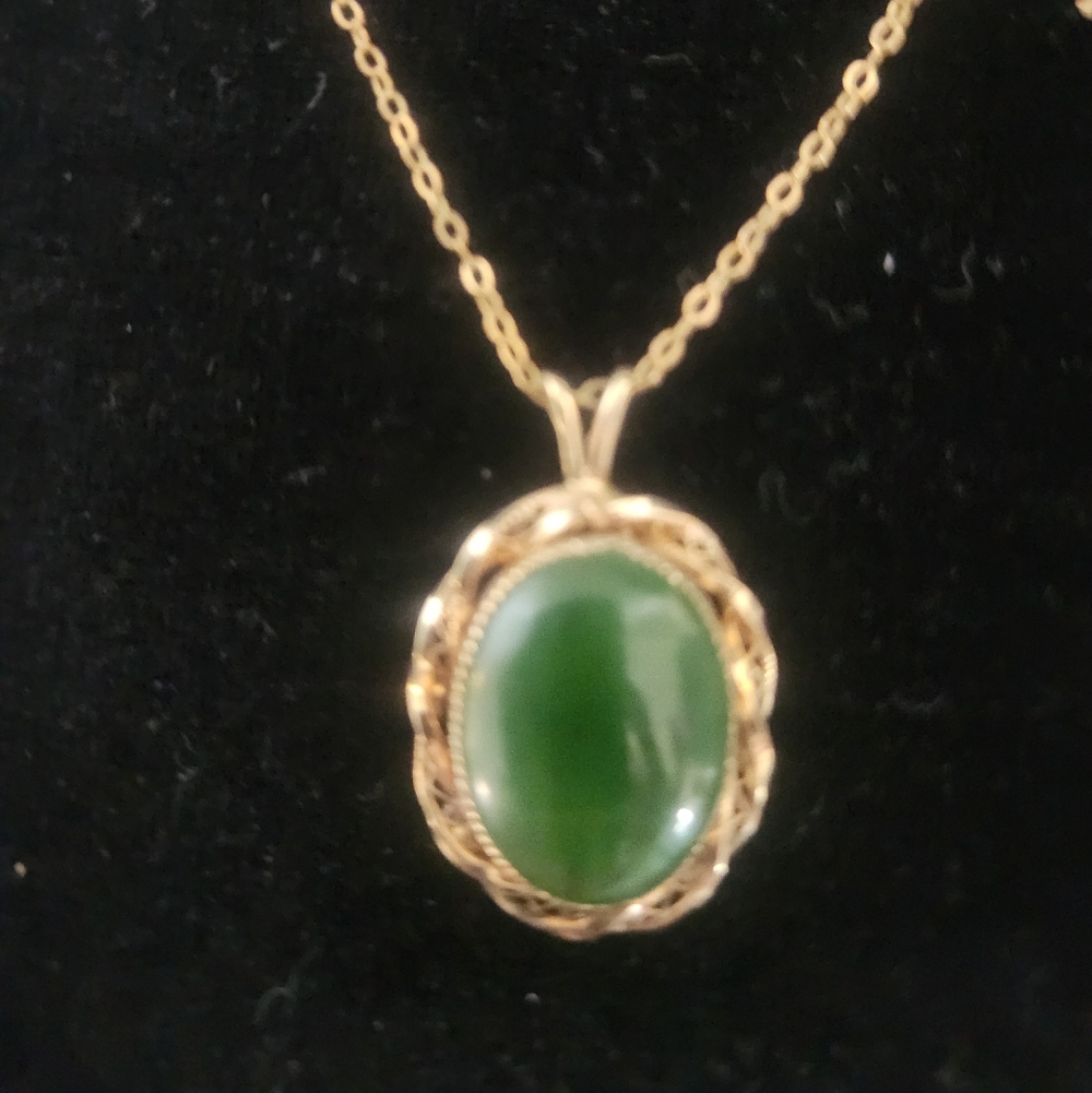 Elegant Green Pendant Necklace